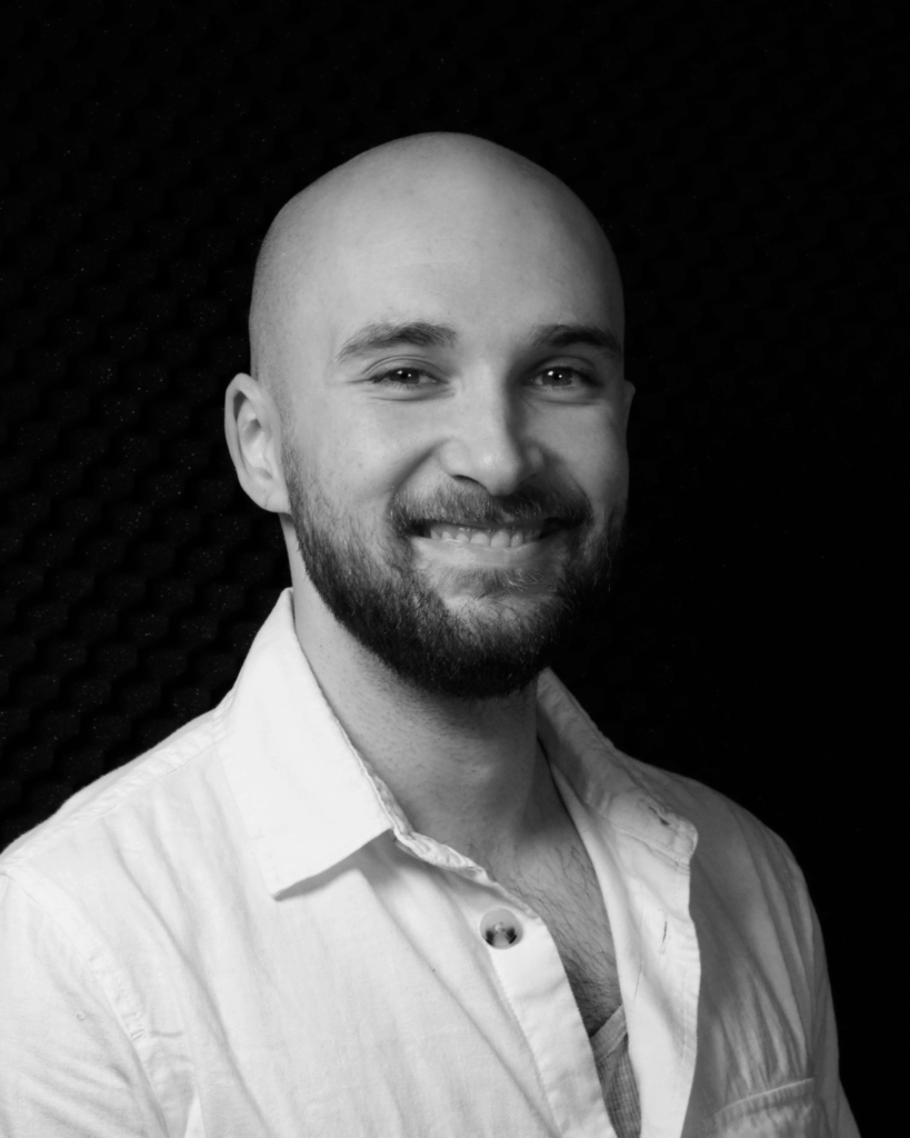 Portrait von Vinko aus dem Midst of Mind Studio, Podcaster und Videoproduzent für Midst of Mind - ein Podcast für Mindset und Selbstoptimierung.